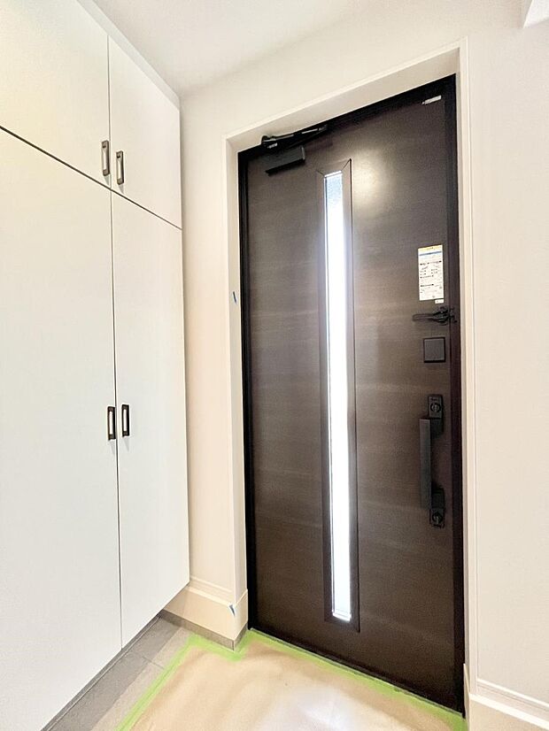 ~Entrance~ 玄関は家の顔といわれますが我が家のセンスをさりげなく感じさせる魅力ある玄関造りも楽しみの一つ。帰宅する度に家族がほっとできる心地よい空間造りも大切ですね♪※同仕様写真