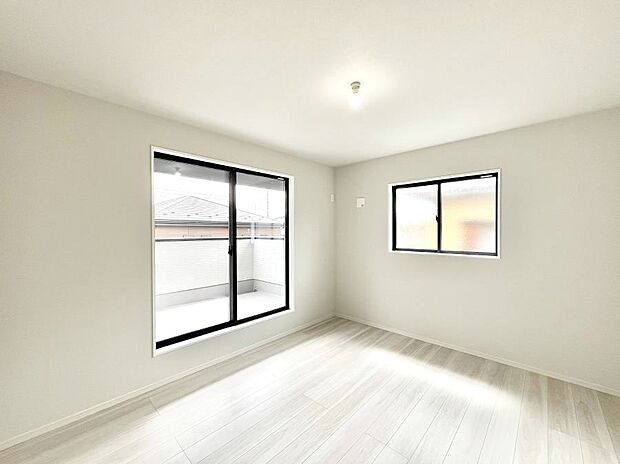 ~Bed Room~ 2面採光を確保した明るい室内は、風通しも良く、大変居心地の良い空間となっております。爽やかな風を感じて起きる朝は、快適生活の始まりに!日当たりや通風がとても良い住まい♪