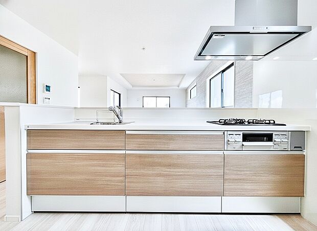 ~Kitchen~ キッチン設備は3口ガスコンロ付き♪スペースにもゆとりがあり、日々の家事もはかどりそうですね♪※同仕様写真