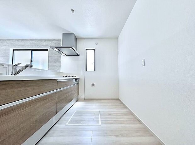 ~Kitchen~ 広くて使いやすいキッチンなら家族でいっしょに料理をつくったり、後片付けも手間なくできちゃいます♪収納もたっぷりあるので、いつもすっきりと清潔な印象を保てます。※同仕様写真