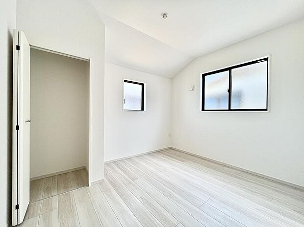 ~Bed Room~ 穏やかな光が差し込む室内には、穏やかな時間が流れます。休日には、落ち着いた空間で自分の趣味を楽しむのはいかがですか。※同仕様写真