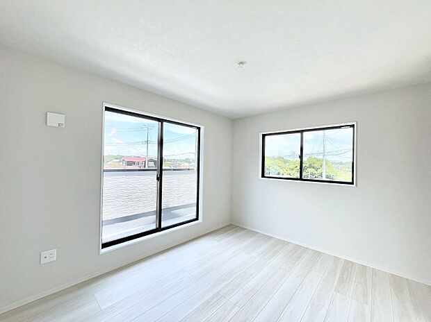 ~Bed Room~ 部屋数が多いのが戸建てのメリットです。ご家族が増えたことで手狭に感じていた住まいも戸建てでは各居室プライバシーを保つことができます。※同仕様写真