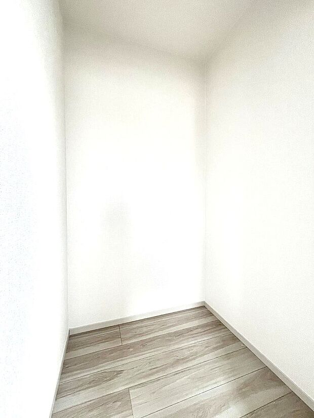 ~Walk-in Closet~ 必要なものやコーディネートを一覧して確認でき、身支度や準備が短時間で済むウォークインクローゼットを設置しました。家の中をすっきりとさせる便利な収納スペースです。