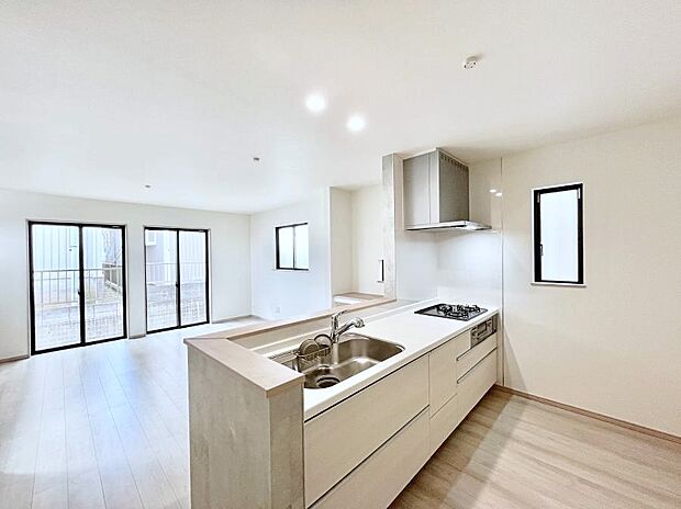 リビングで遊ぶお子様を見守りながらお料理ができる対面キッチン。  