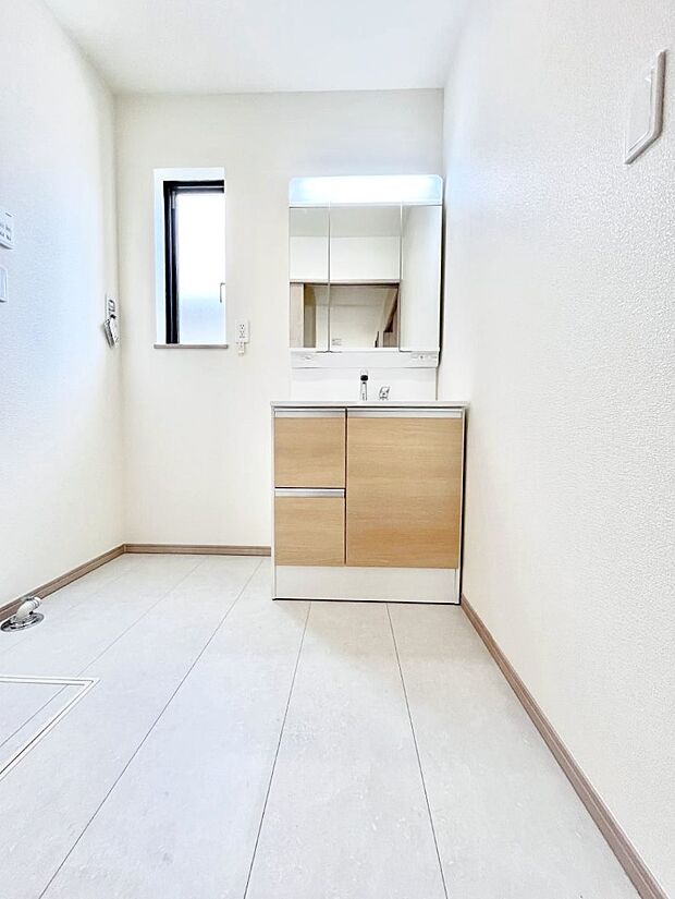 ゆとりの洗面スペースで朝の身支度もスムーズに