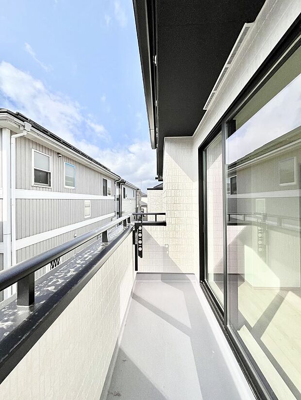 暖かな陽光が降り注ぐバルコニーはお洗濯におすすめ。爽やかな風も心地よいです。