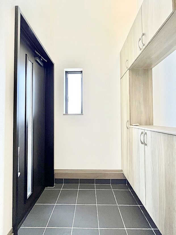 ◆2-B号棟◆~Entrance~ 家の中でお客様を迎える最初の場所である玄関は、家の印象そのものです!豊富な玄関収納で、常に綺麗に保つことが出来ます♪玄関にはたっぷり収納の下駄箱を完備!