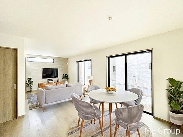 ◆2-B号棟◆~Living~ 家族の会話や笑顔が行き交うリビングです。大きなソファやダイニングテーブルでゆったり食事をしたりくつろぎたい♪そんな夢が叶えられる空間です!※家具はCGです