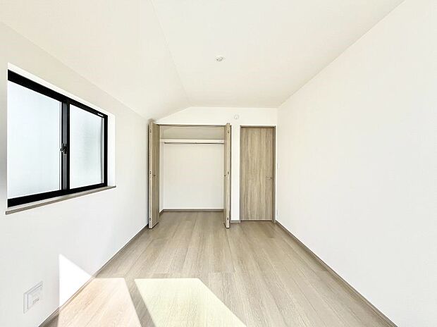 ◆2-B号棟◆~Bed Room~ 全居室には収納クローゼットを完備!普段使いのお洋服や小物はもちろん、季節物のお洋服などもしっかりと整理整頓おしまい頂けます。 居室空間を広く使用できますね。