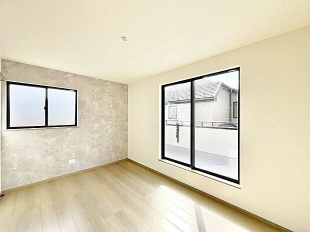 ◆2-B号棟◆~Bed Room~ 2面採光を確保した明るい室内は、風通しも良く、大変居心地の良い空間となっております。爽やかな風を感じて起きる朝は、快適生活の始まりに!