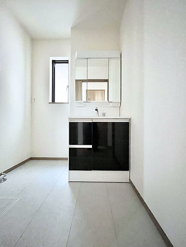 大きく見やすい三面鏡で清潔感ある洗面台は、身だしなみチェックや肌のお手入れにおすすめです。