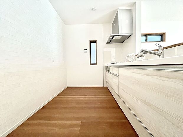 ~Kitchen~ 自然光が入る窓のあるキッチン☆毎日使う場所だからこそ、使い勝手を考慮しました。ゆったりとしたキッチンコーナーは質感豊かな仕上がりとなっております。