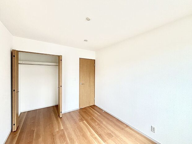 ~Bed Room~ 全居室には収納クローゼットを完備!普段使いのお洋服や小物はもちろん、季節物のお洋服などもしっかりと整理整頓おしまい頂けます。 居室空間を広く使用できますね。