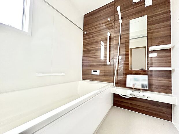 ~Bath Room~ 落ち着いた雰囲気の浴室で明日に向けてリフレッシュ。浴室乾燥機能も付いているので隣の洗濯機置き場で洗い上がった洗濯物を、雨の日も天気を気にせず乾燥させることも可能です。