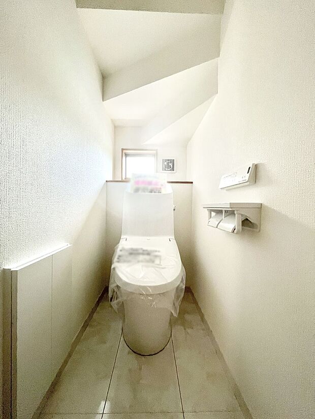 ~Toilet~ 綺麗・スッキリ・快適なウォシュレット付トイレでくつろげる空間です。トイレは毎日使わざるを得ないもの。いつも清潔を保ちたいですね。トイレが2ヶ所あるので朝の混雑時に便利です!