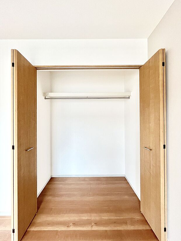 ~Closet~ 壁面クローゼットがあればタンスを置く必要がなく、出っ張りのないスッキリ空間を維持できます。限られたスペースを有効に活用できそう。季節の衣類や趣味の品などたっぷり収納出来ますね♪