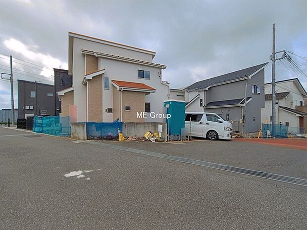 ◆1号棟◆~Exterior~ 角地により陽当り・風通し良好です。うららかな陽射しがどのお部屋にも降り注ぎますように、快適さを追求した間取設計。生活を恵みの豊かな永住の地へと変えてくれます。