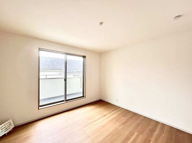 ~Bed Room~ バルコニーからの採光で朝もスッキリ目が覚めそうですね!穏やかな光が差し込む室内には、穏やかな時間が流れます。休日には、落ち着いた空間で自分の趣味を楽しむのはいかがですか。