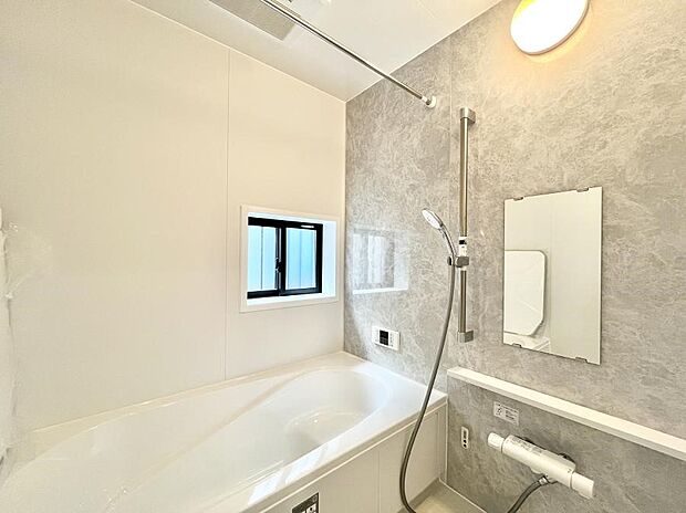 ◆A号棟◆~Bath Room~ 窓付きのバスルームは、採光もあり明るく気持ちの良い空間です。窓があることで、換気環境も良好。ゆったり寛げるバスルームで、毎日のバスタイムが楽しみになりそうです。