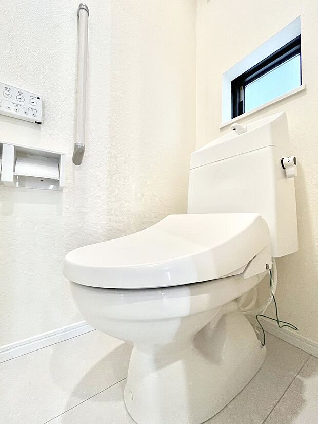 ◆A号棟◆~Toilet~ 綺麗・スッキリ・快適なウォシュレット付トイレでくつろげる空間です。採光もあり明るく、快適空間となっております♪毎日使う場所だからこその配慮です!