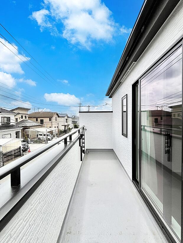 ◆A号棟◆～Balcony～  大きな空に囲まれた気持ちのいい家。  バルコニーを覗くだけで圧倒的な開放感に包まれます。  バルコニーは陽がさしこみお布団や洗濯物を気持ちよく干すことができます。