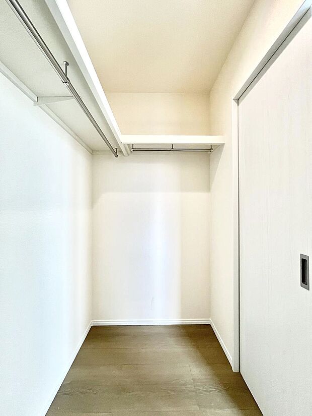◆A号棟◆～Walk-in Closet～　たくさんの洋服をかけてもシワになりにくいウォークインクローゼット。洋服以外にも、普段使わない家電やスーツケース、ストック品など何でも片付く嬉しい空間です。