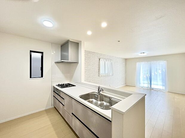◆B号棟◆~Kitchen~ 自然光が入る窓のあるキッチン☆毎日使う場所だからこそ、使い勝手を考慮しました。ゆったりとしたキッチンコーナーは質感豊かな仕上がりとなっております。
