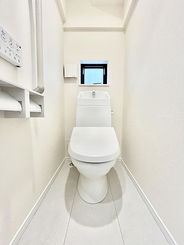 ◆B号棟◆~Toilet~ 清潔感のある水回り♪トイレはウォシュレット付きです◎トイレは毎日使わざるを得ないもの。いつも清潔を保ちたいですね。トイレが2ヶ所あるので朝の混雑時に便利です!