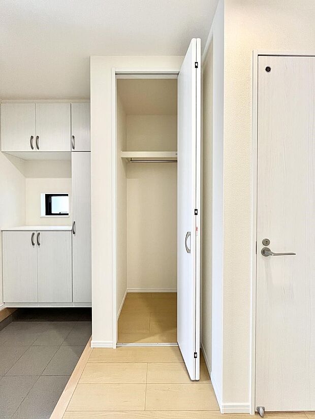 ◆B号棟◆玄関ホール収納です。掃除道具やお出かけ用グッズの収納に便利です。