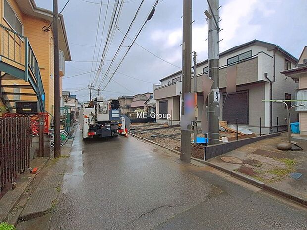 ~Exterior~ 前面道路:南東 4m 公道 前面道路は閑静な住宅地をはしる車通りの少ない道路。駐車の出し入れもらくらくです!ご不明点・現地見学のご希望は、お気軽にお問い合わせください!