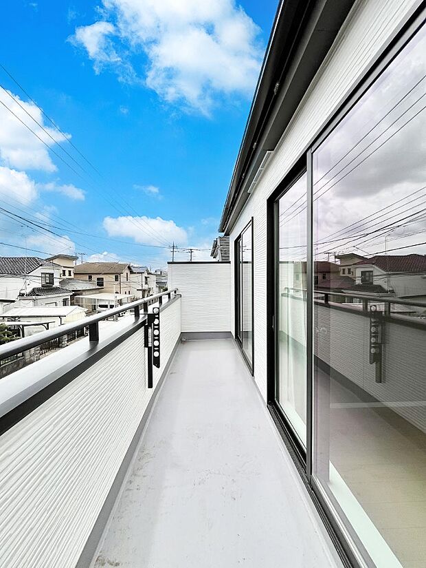◆B号棟◆~Balcony~ 大きな空に囲まれた気持ちのいい家。 バルコニーを覗くだけで圧倒的な開放感に包まれます。 バルコニーは陽がさしこみお布団や洗濯物を気持ちよく干すことができます。