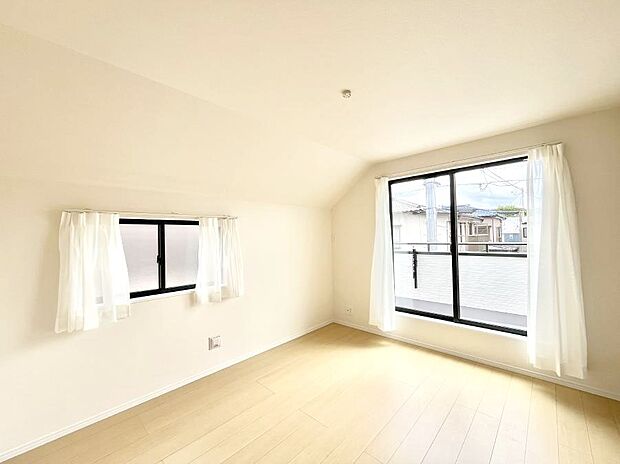 ◆B号棟◆~Bed Room~ 2面採光を確保した明るい室内は、風通しも良く、大変居心地の良い空間となっております。爽やかな風を感じて起きる朝は、快適生活の始まりに!日当たりがとても良い住まい♪