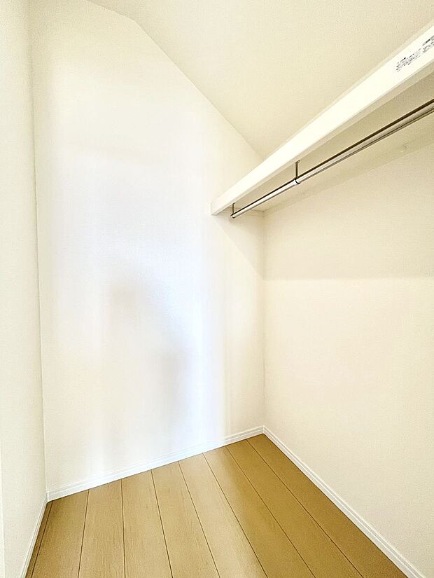 ◆B号棟◆~Walk-in Closet~ たくさんの洋服をかけてもシワになりにくいウォークインクローゼット。洋服以外にも、普段使わない家電やスーツケース、ストック品など何でも片付く嬉しい空間です。