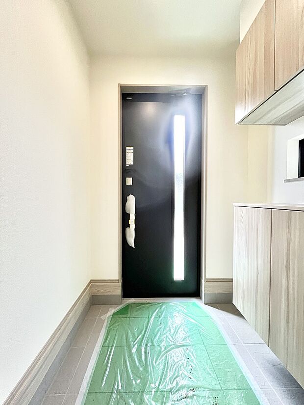 ～Entrance～　家の中でお客様を迎える最初の場所である玄関は、家の印象そのものです！豊富な玄関収納で、常に綺麗に保つことが出来ます♪玄関にはたっぷり収納の下駄箱を完備！