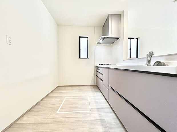 ～Kitchen～　自然光が入る窓のあるキッチン☆毎日使う場所だからこそ、使い勝手を考慮しました。ゆったりとしたキッチンコーナーは質感豊かな仕上がりとなっております。