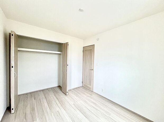～Bed Room～  全居室には収納クローゼットを完備！普段使いのお洋服や小物はもちろん、季節物のお洋服などもしっかりと整理整頓おしまい頂けます。  居室空間を広く使用できますね。