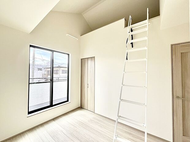 ～Bed Room～　子供部屋はお子様にとって大変重な役割があります。子供一人で過ごす空間を与えることで、宿題や勉強時間も自然と増えまた自ら部屋の片付けや掃除なども促すことに繋がります。