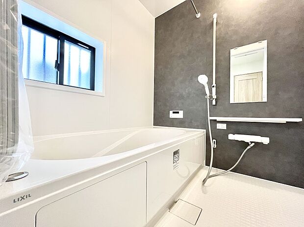 ～Bath Room～　落ち着いた雰囲気の浴室で明日に向けてリフレッシュ。浴室乾燥機能も付いているので隣の洗濯機置き場で洗い上がった洗濯物を、雨の日も天気を気にせず乾燥させることも可能です。