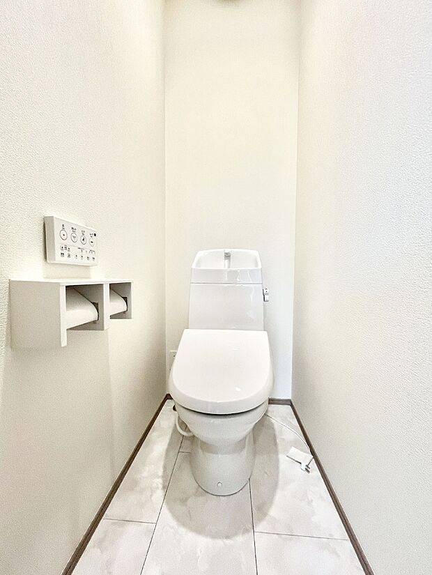 ~Toilet~ 綺麗・スッキリ・快適なウォシュレット付トイレでくつろげる空間です。トイレは毎日使わざるを得ないもの。いつも清潔を保ちたいですね。トイレが2ヶ所あるので朝の混雑時に便利です!