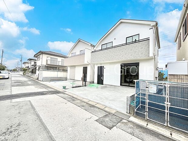 ～Exterior～　前面道路：北東 18.62m 公道、南西 5.92m 公道　低層の一戸建てを中心とした街並みが整然と続き、周辺は高い建物が建っていないので、緑の多い閑静な趣を感じる環境です。  