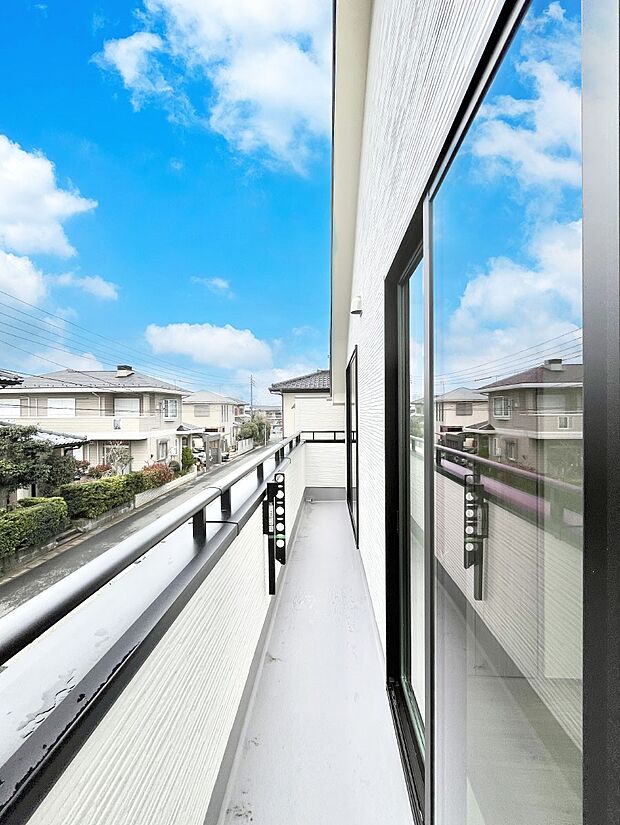 ～Balcony～  バルコニーは温かい陽がさしこみ、お布団や洗濯物を気持ちよく干すことができます。  使いやすく開放的なバルコニーです♪陽ざしがたっぷり降り注ぐ、バルコニー付き住まい。  