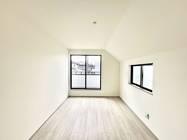 ～Bed Room～　2面採光を確保した明るい室内は、風通しも良く、大変居心地の良い空間となっております。爽やかな風を感じて起きる朝は、快適生活の始まりに！日当たりや通風がとても良い住まい♪