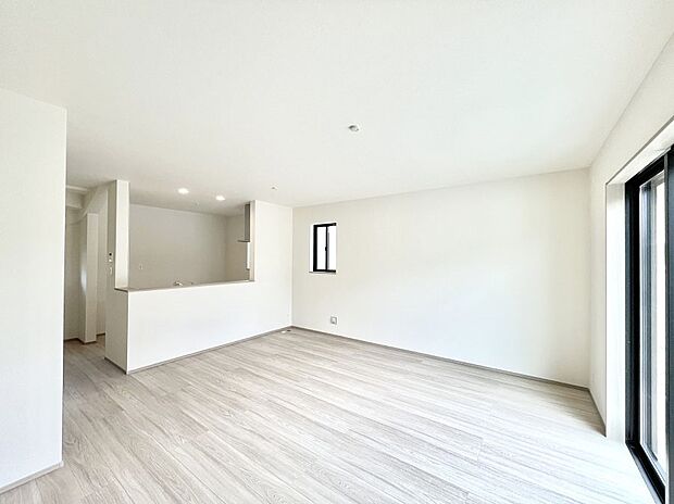 ～Living～　ここにはみんなが集い、食事と楽しい会話が始まる。話に夢中になりすぎて、ついつい時を忘れ夜半過ぎになってしまう。そんな束の間の幸せを感じさせてくれる場所でありたい。