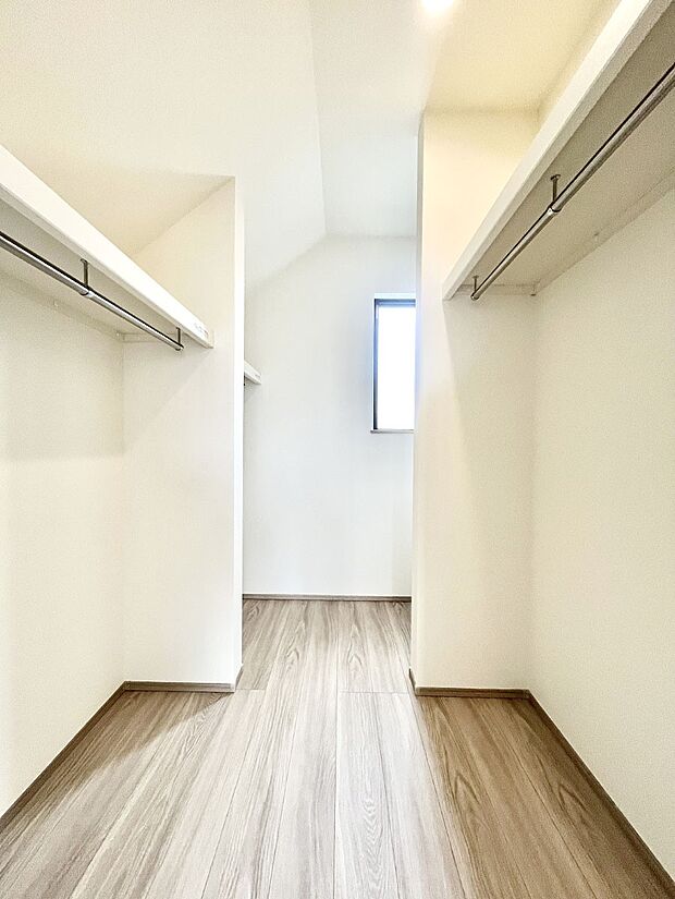 ～Walk-in Closet～　必要なものやコーディネートを一覧して確認でき、身支度や準備が短時間で済むウォークインクローゼットを設置しました。家の中をすっきりとさせる便利な収納スペースです。