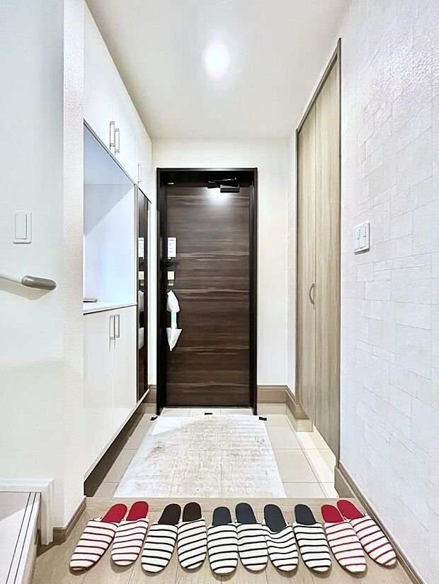 ～Entrance～　家の中でお客様を迎える最初の場所である玄関は、家の印象そのものです！豊富な玄関収納で、常に綺麗に保つことが出来ます♪玄関にはたっぷり収納の下駄箱を完備！