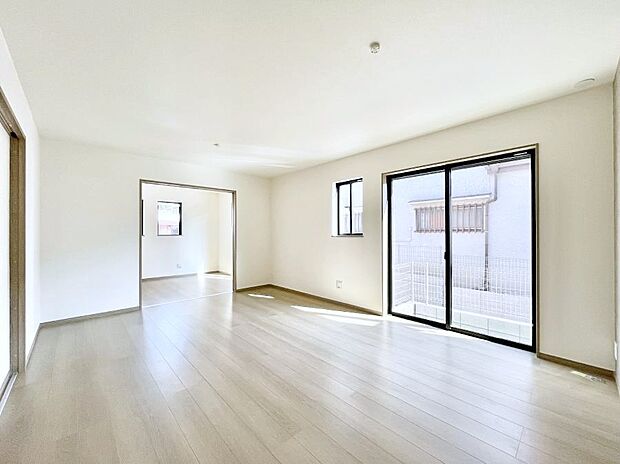 ~Living~ 飽きの来ないシンプルでおしゃれなLDK。大きな窓から日差しが差し込むので室内も明るく、家族の憩いの場としてピッタリです。開放感と日当たりの良さを是非ご覧ください!