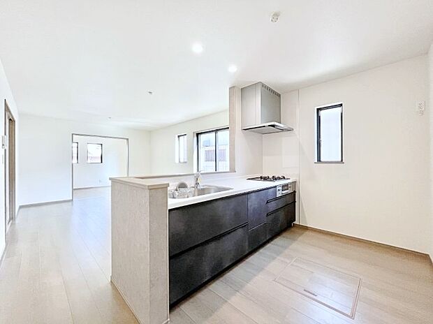 ~Kitchen~ 自然光が入る窓のあるキッチン☆毎日使う場所だからこそ、使い勝手を考慮しました。ゆったりとしたキッチンコーナーは質感豊かな仕上がりとなっております。