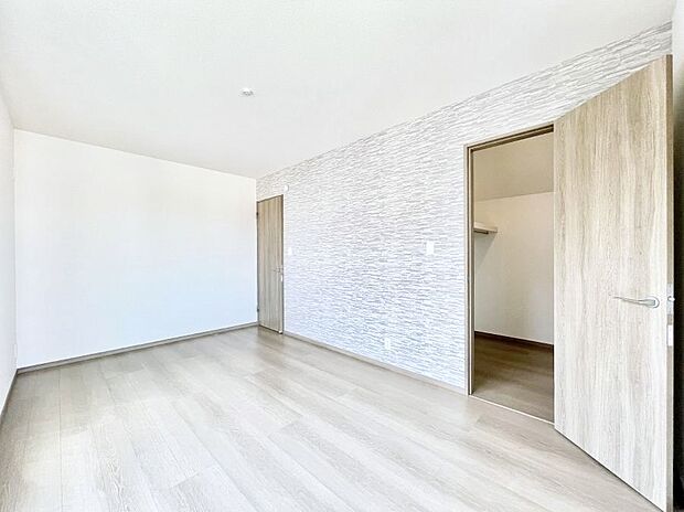 ~Bed Room~ 「今日も一日お疲れ様」とご夫婦でゆったりくつろげる寝室。毎日の家事やお仕事に疲れた日はフカフカのベットで癒されてください。テレビや本棚をおいても快適な広さが自慢♪