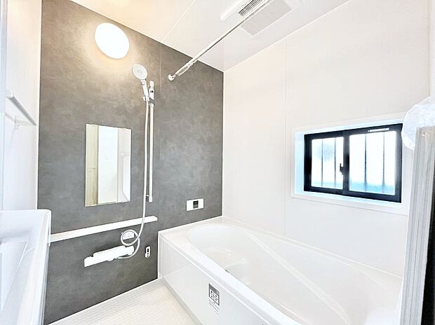 ～Bath Room～　落ち着いた雰囲気の浴室で明日に向けてリフレッシュ。浴室乾燥機能も付いているので隣の洗濯機置き場で洗い上がった洗濯物を、雨の日も天気を気にせず乾燥させることも可能です。