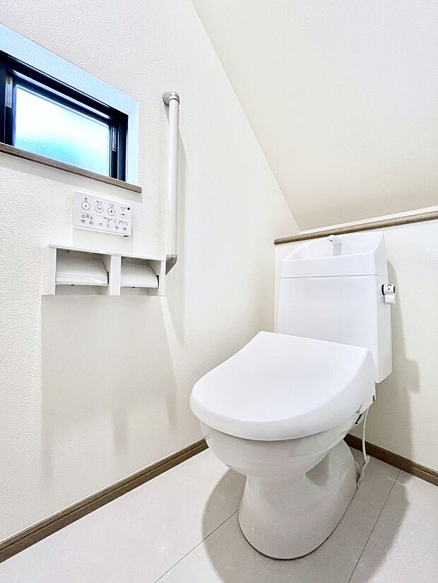 ～Toilet～　綺麗・スッキリ・快適なウォシュレット付トイレでくつろげる空間です。1、2階共にトイレスペース！採光もあり明るく、快適空間となっております♪毎日使う場所だからこその配慮です！